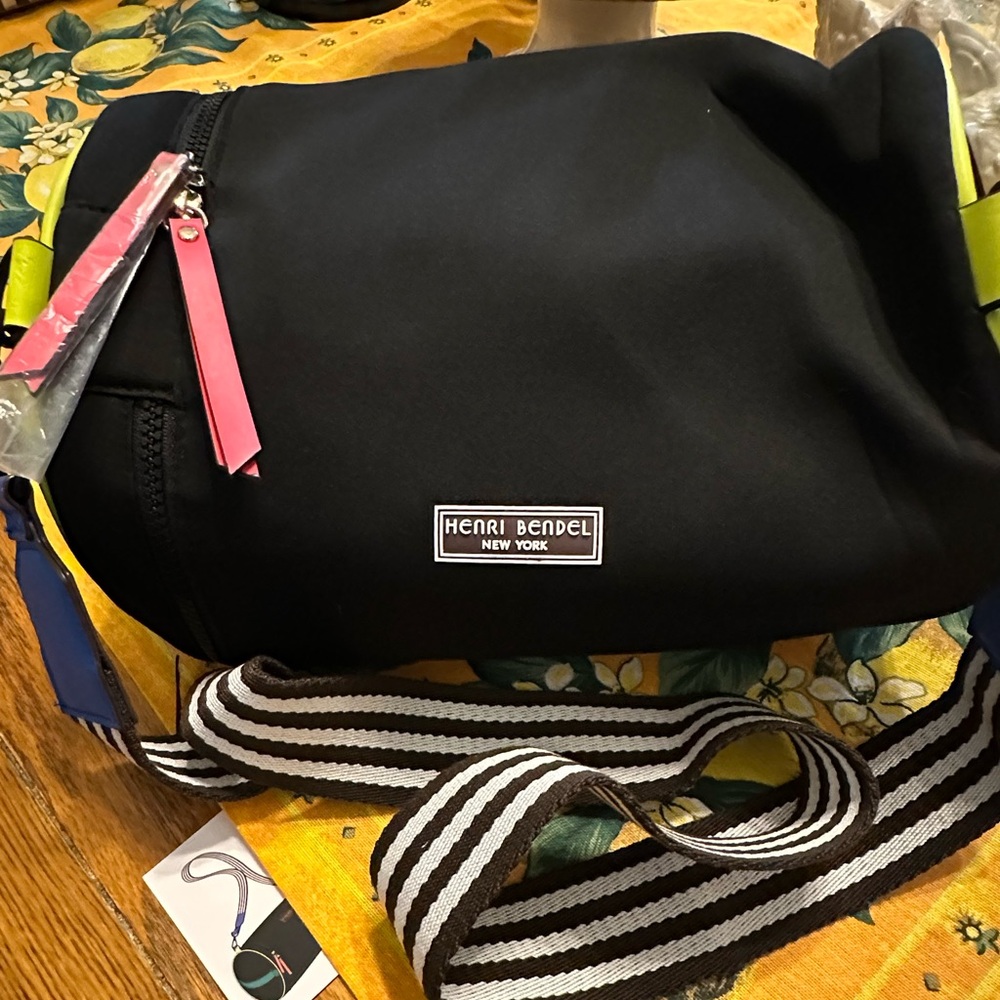 NWT HENRI BENDEL NEOPRENE CIRCULAR CROSSBODY COOLER NEON / BLACK BEACH FESTIVAL - Picture 4 of 12